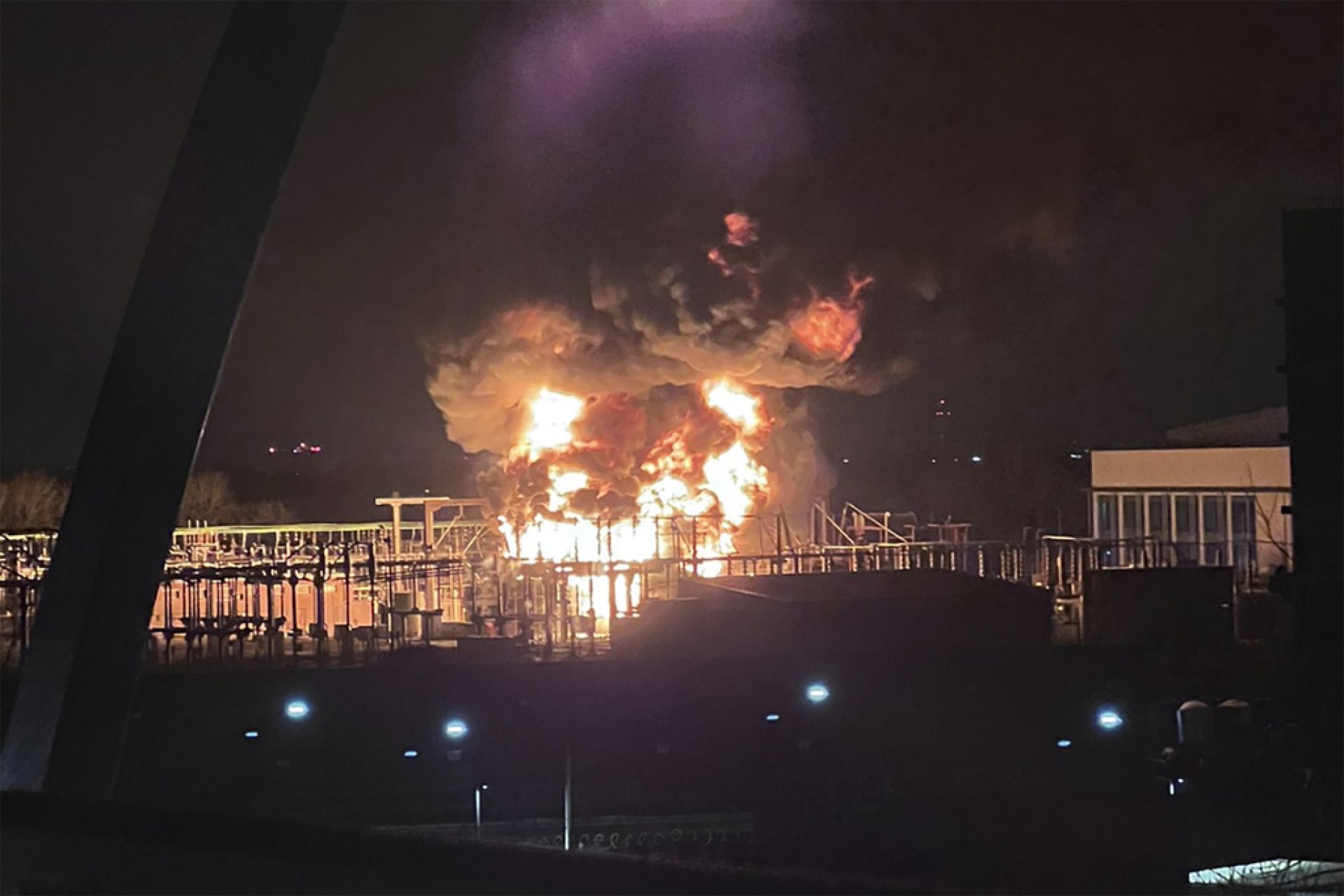 Fire in London UK Today: Heathrow Airport Fire Reported Near Terminal as Emergency Services Respond to Large Blaze