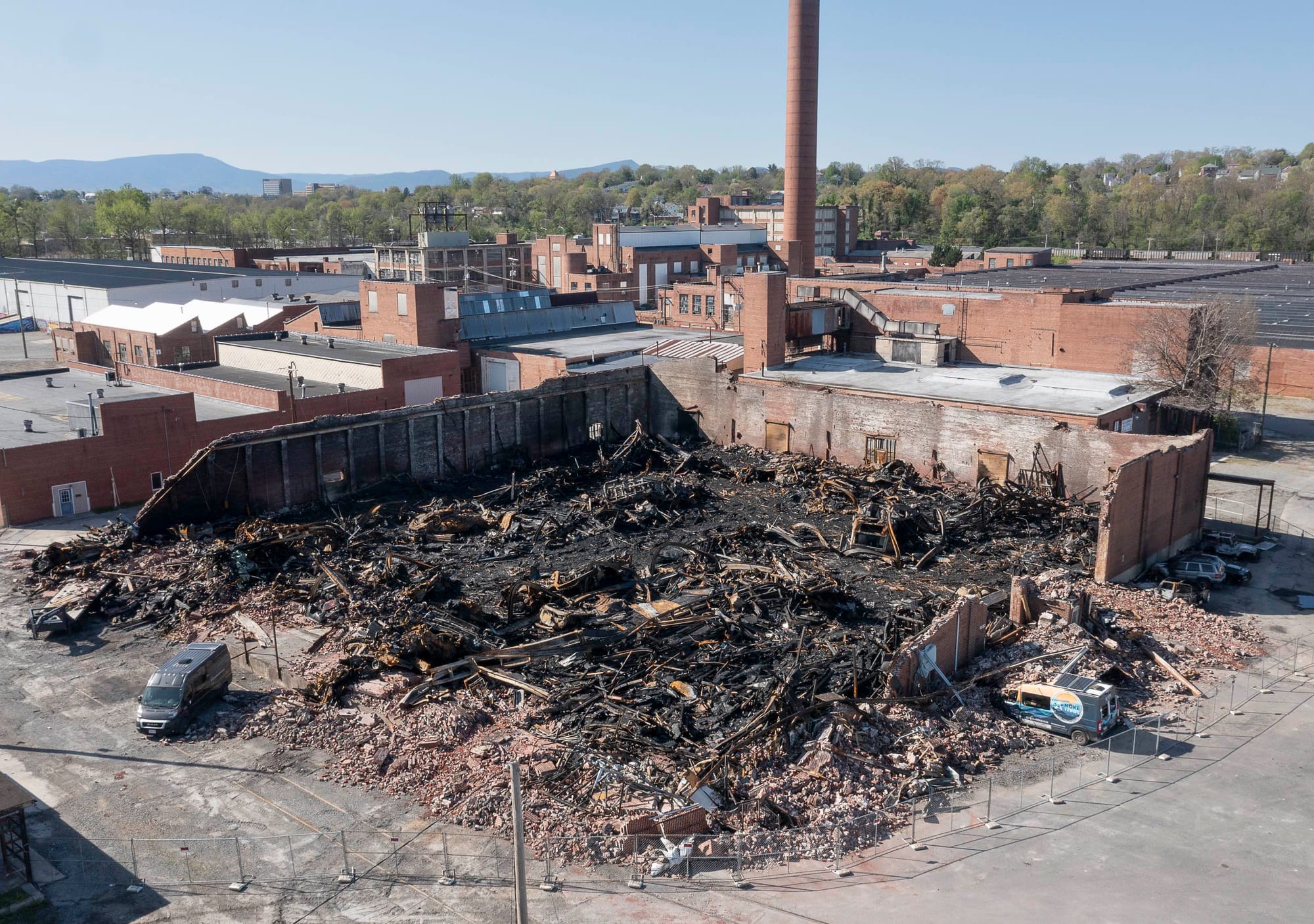 Fire in Riverdale Georgia Today: Emergency Crews Battle Large Structure Blaze as Residents Are Urged to Avoid the Area Near Main Street